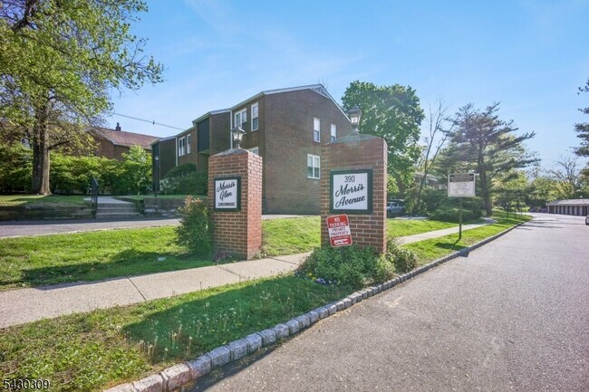 Building Photo - 390 Morris Ave