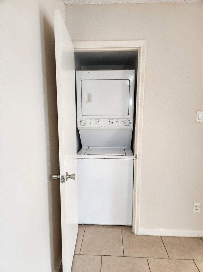 Building Photo - 2750 Holly Hall St