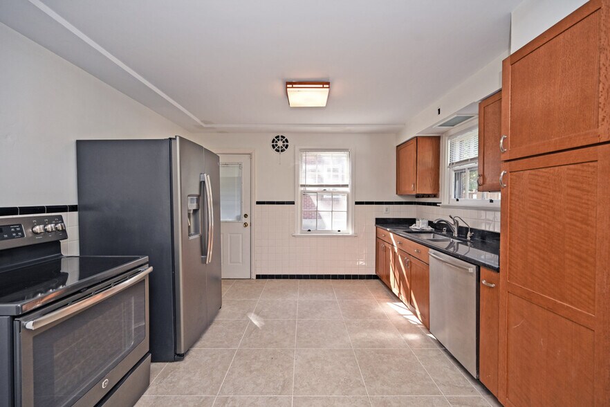 Building Photo - 5698 Euclid Rd