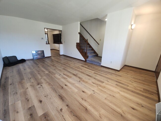 Building Photo - 706-708 N. Hawthorne Dr.