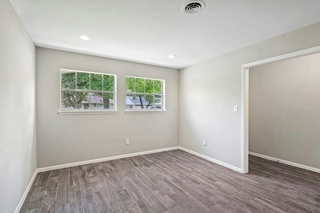 Building Photo - 5815 Effingham Dr