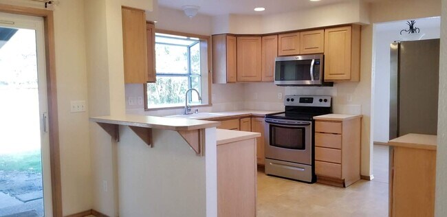 Building Photo - Refreshed and Move in ready 04/20/2026 - 4 bedrooms in Lacey - North Thurston School district.