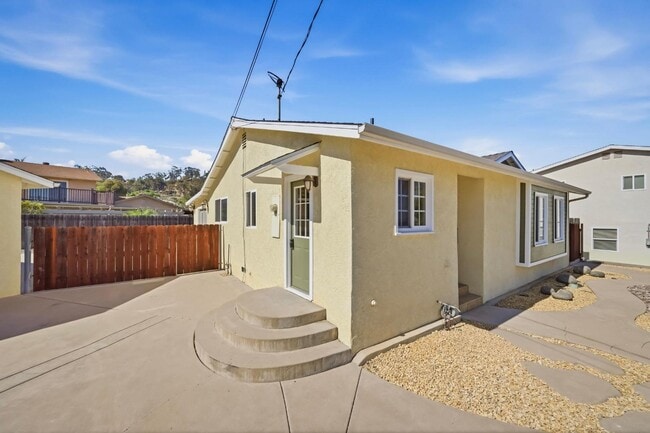 Building Photo - 1677 Sandos St