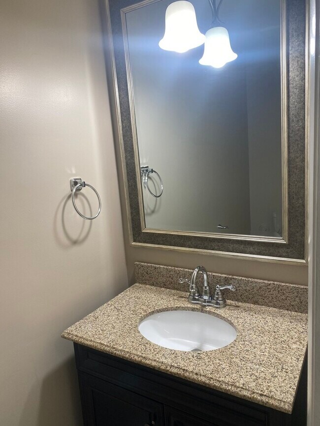 Building Photo - 668 Niagara Dr