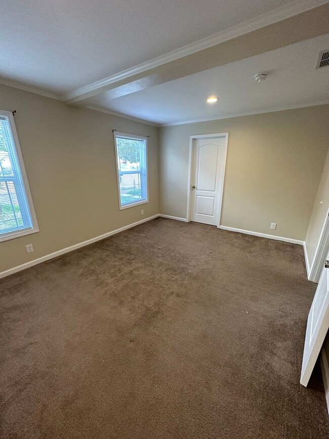 Building Photo - 3 BEDROOM, 2 BATHROOM, PET FRIENDLY HOME W...