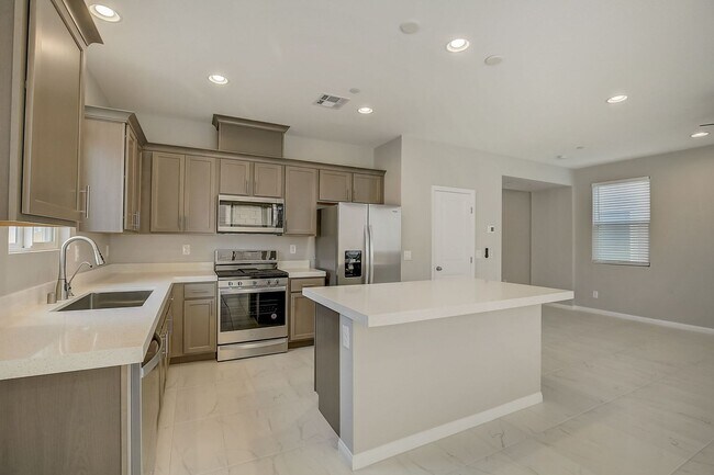 Building Photo - 10643 Enridge Ave