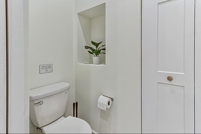 Building Photo - 436 Monroe Dr