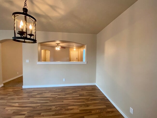 Building Photo - Lovely 4 Bedroom (+ Large bonus room) in B...