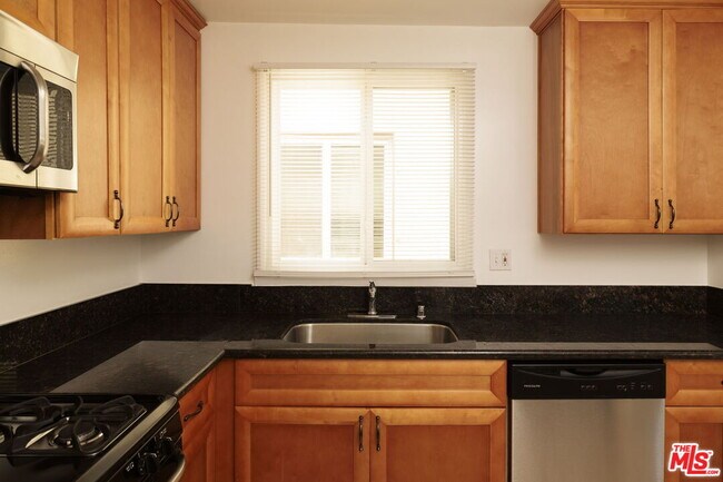 Building Photo - 5514 1/2 Cahuenga Blvd