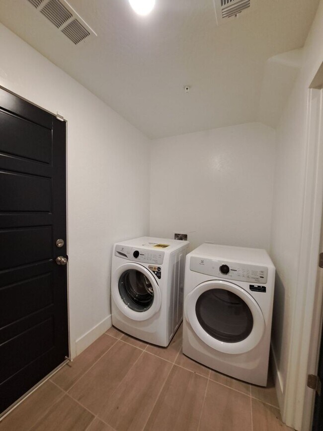 Building Photo - Experience Comfort and Style in This Venet...