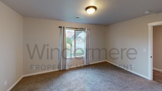 Building Photo - Evan41