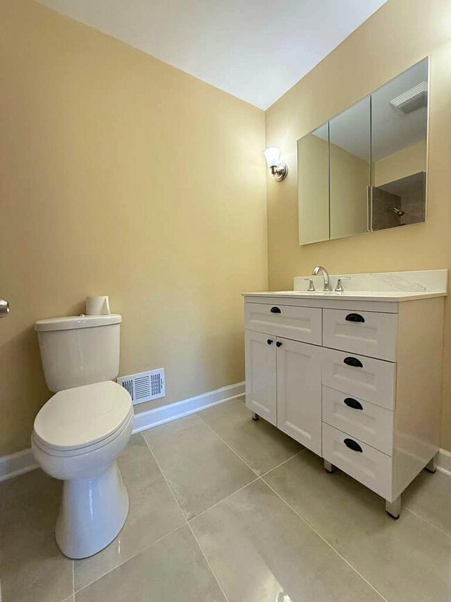 Building Photo - 1704 S Highland Ave