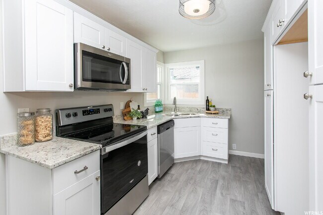 Building Photo - Room for rent in Great Ogden Location!