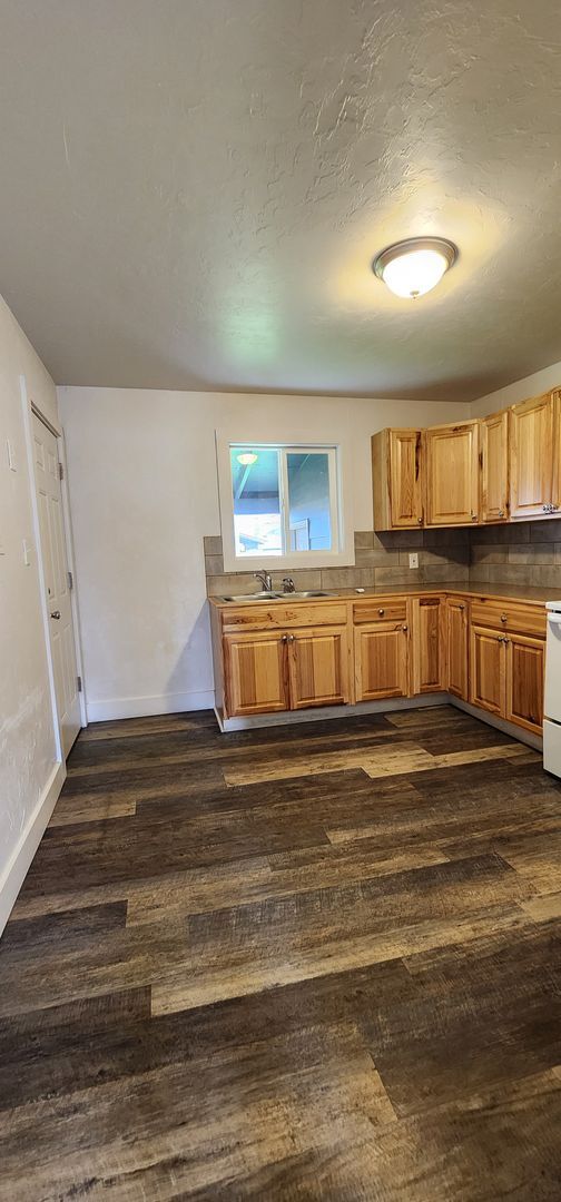 Building Photo - $500 MOVES YOU IN! 3 Bedroom Albany House ...