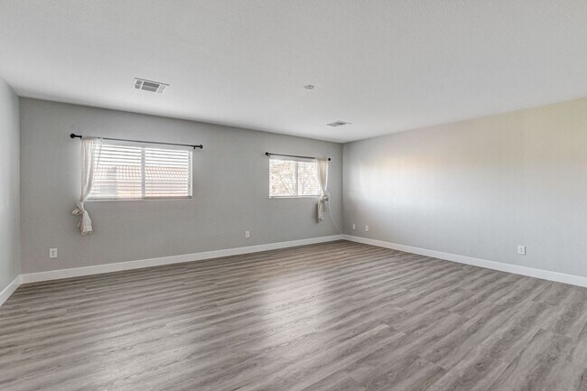 Building Photo - Beautiful 4 bedroom 3 bath home in Mountai...