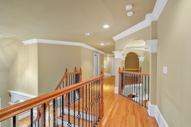 Building Photo - Spacious 7BR House in Powder Springs