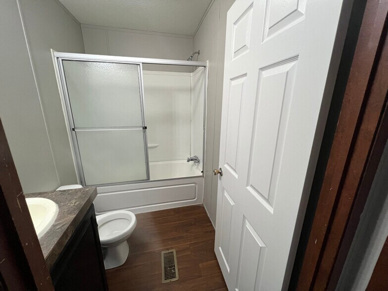 Building Photo - 54 Locust St