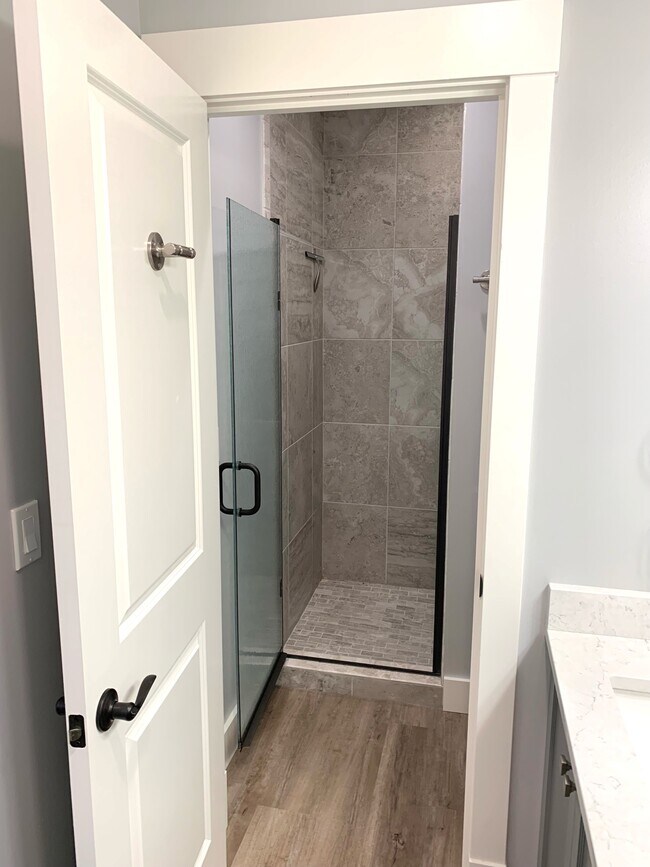 Master Bathroom - 16524 Boones Ferry Rd