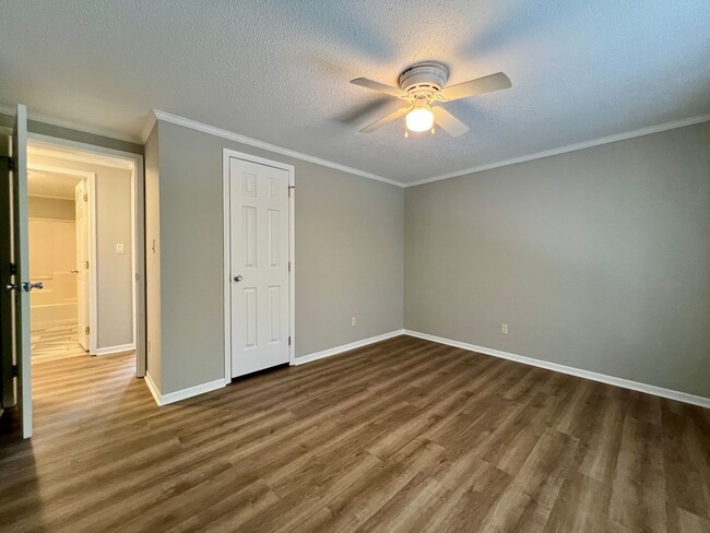 Building Photo - 3-Bed, 2-Bath home in N. Asheville!