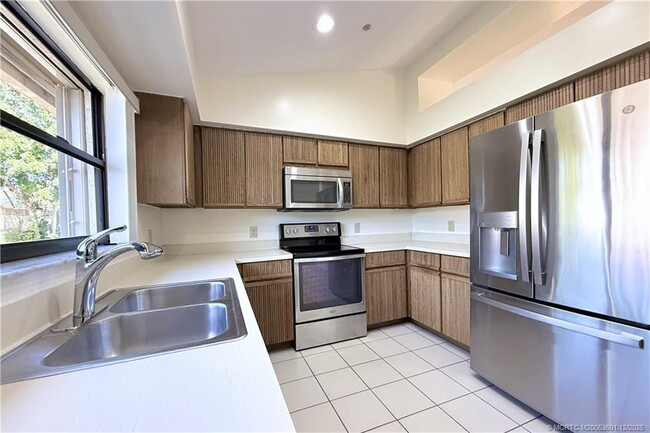 Building Photo - 3012 SW Mariposa Cir