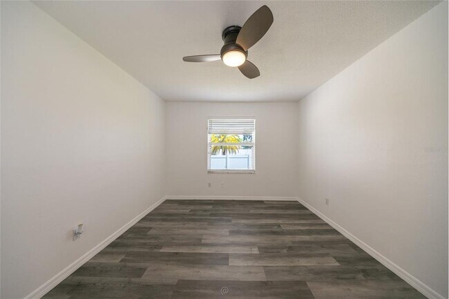 Building Photo - 923 Sand Crest Dr