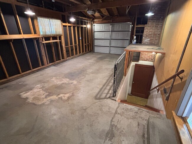 Building Photo - Charming Single Family Home in Old Southwe...