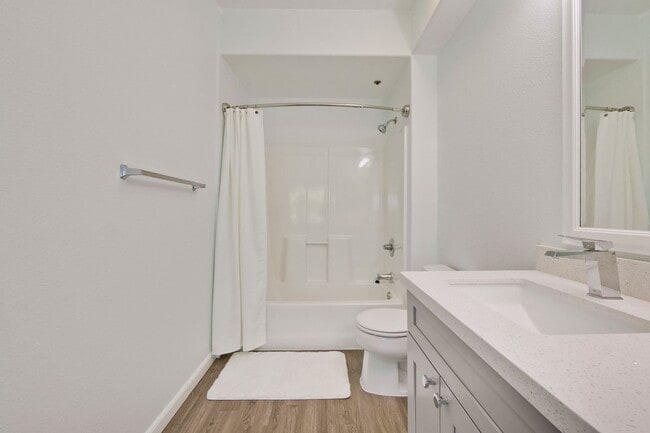 Building Photo - Excellent 2 Bed 2 Bath Condo - Completely Remodeled!