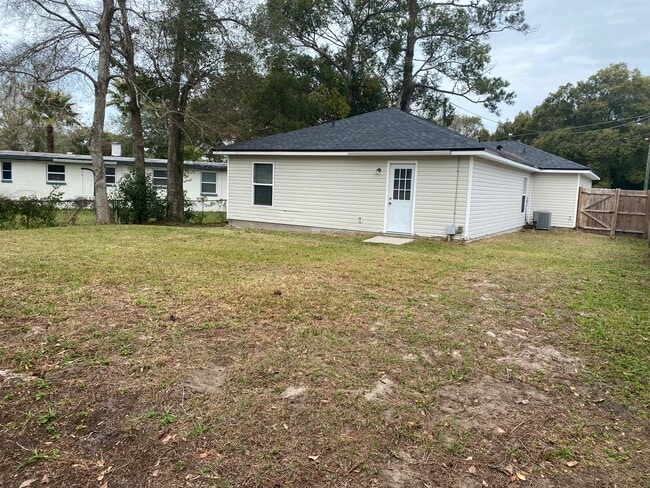 Building Photo - 8266 Hewitt St