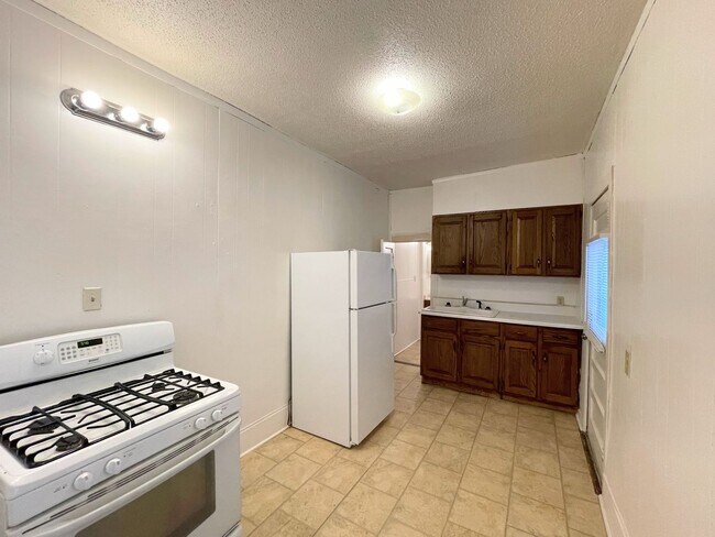 Building Photo - 1 Bed 1 Bath Duplex
