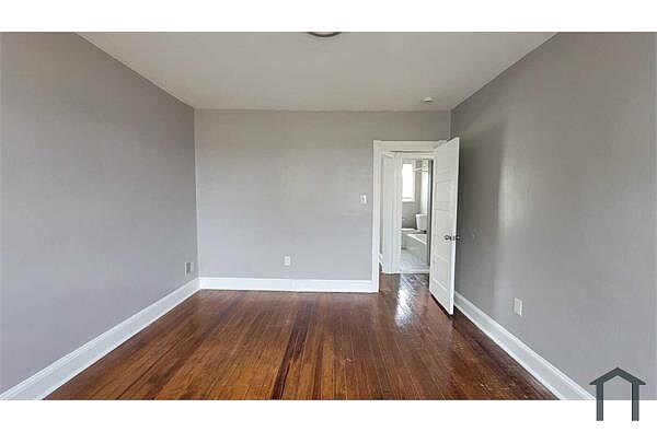 Building Photo - 2 Bedroom home with Rear Yard