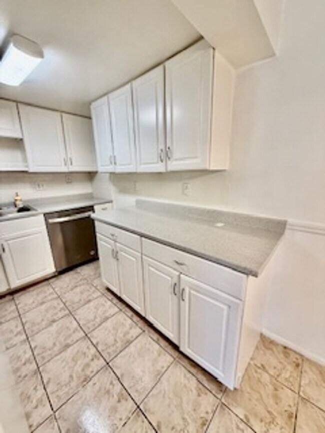 Building Photo - Charming 3-Bedroom, 2-Bathroom Condo in De...