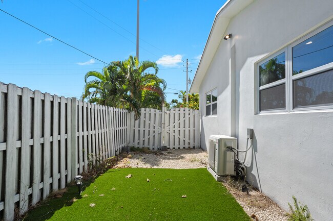 Building Photo - 2023 NE 15th Ave