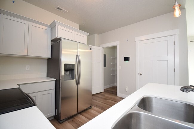 Building Photo - Bright Top Floor Condo with Tennis court, Pool, and Clubhouse