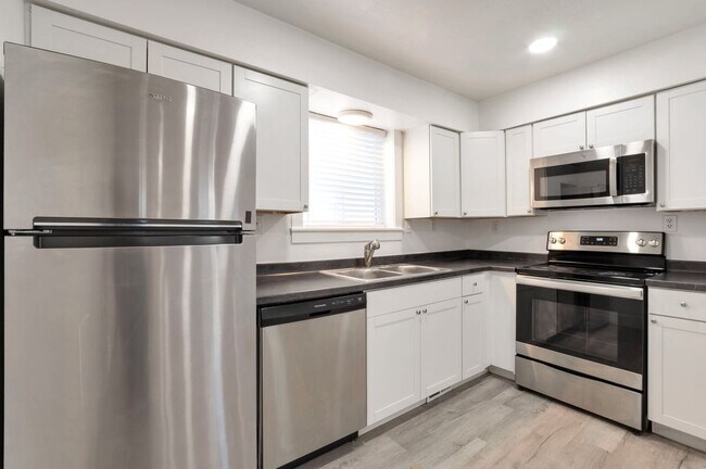 Building Photo - North Salt Lake 2 BD 1 BA - $500 Amazon Gift Card!! - $500.00 Security Deposit OAC -Brookside Lof...