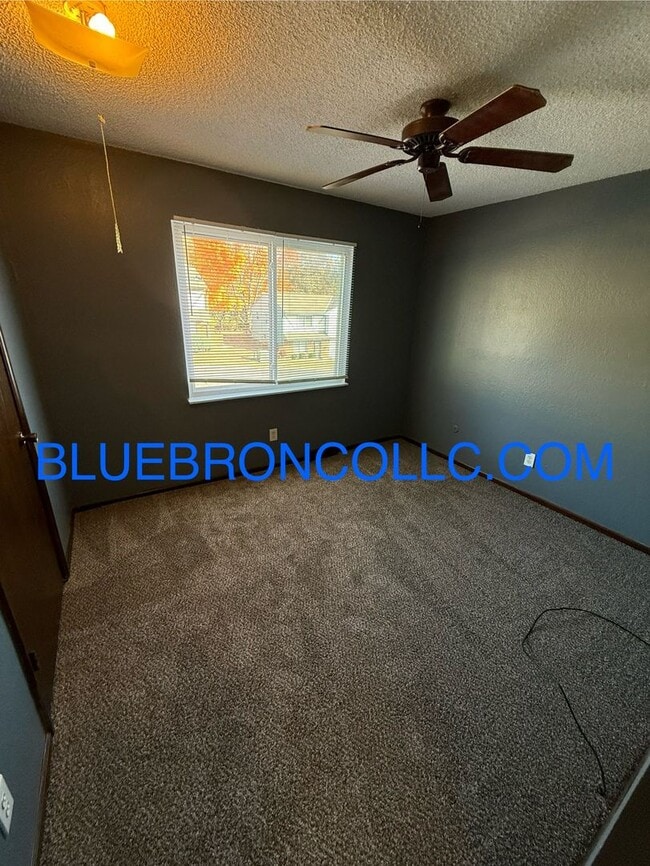 Building Photo - Newly renovated 2 bedroom with fresh paint and new flooring!