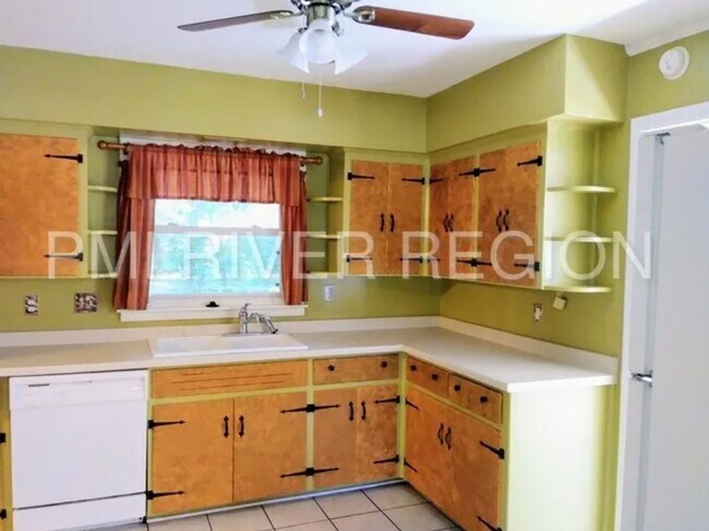 Building Photo - 3 Bedroom 2 Bathroom Home