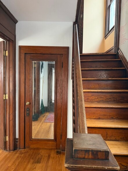 Building Photo - 612 Cherry St