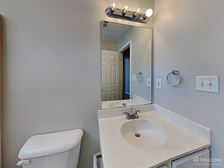 Building Photo - 3337 Coach House Ct