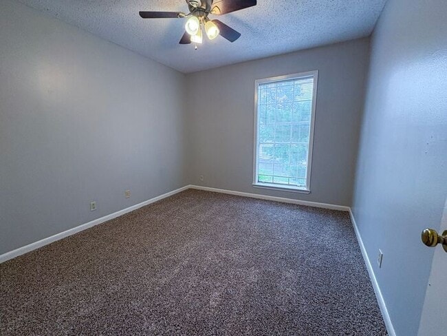 Building Photo - 3 Bedroom 2 Bath *Upstairs* Apartment in S...