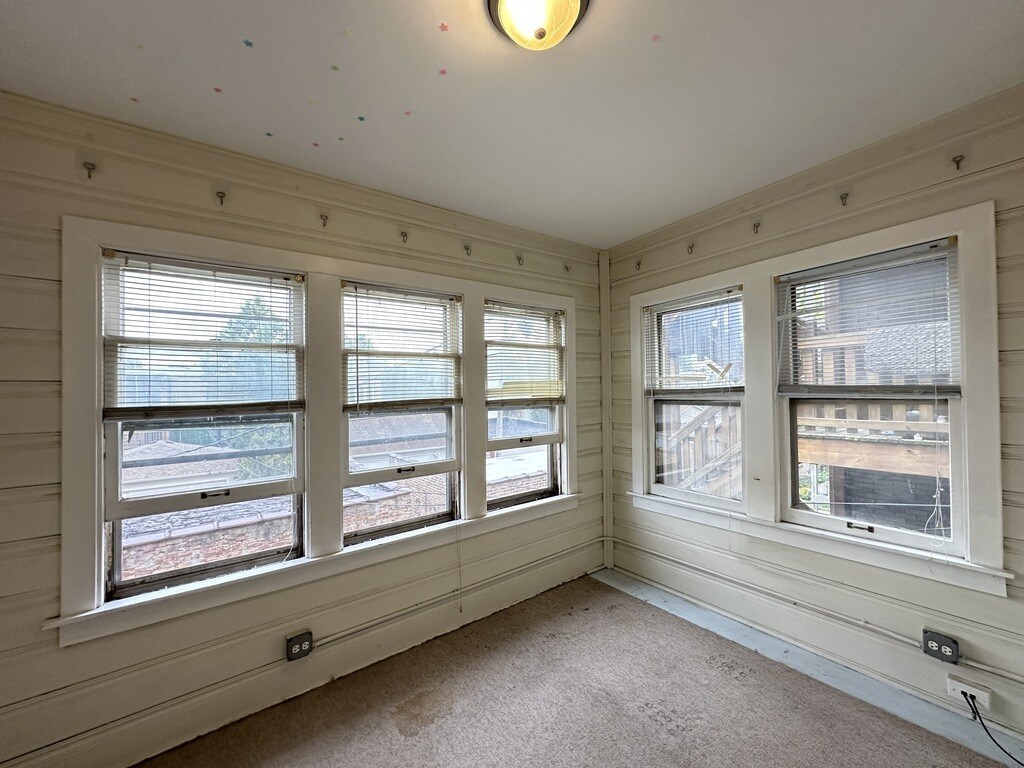 Building Photo - 2619 W Greenleaf Ave
