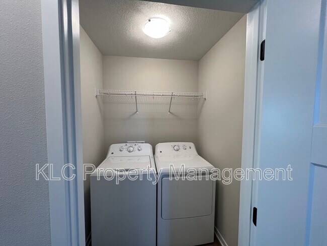Building Photo - 601 Hart Ln