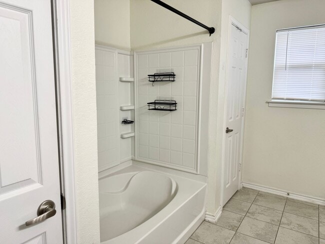 Building Photo - Loma Mesa 3 bedroom, 2.5 bath home ready for move-in!