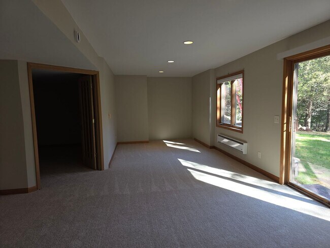 Building Photo - 22 Springbrook Bay