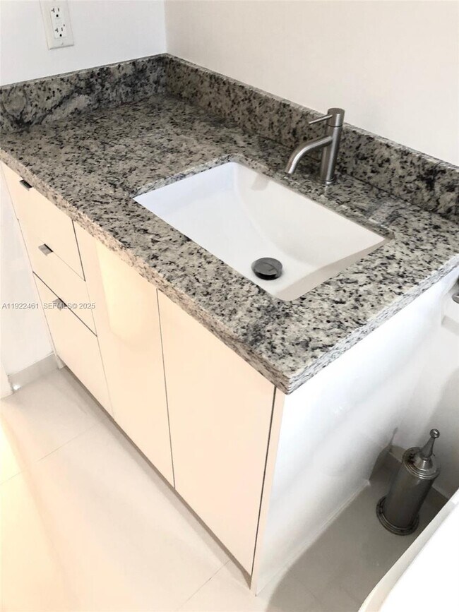 Building Photo - 1881 Washington Ave