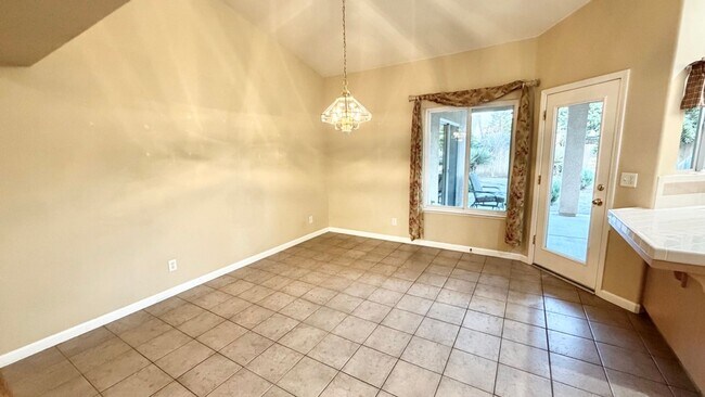 Building Photo - $2,350 Herndon & Willow, 3 Bedroom Home - N. Helm Ave, Clovis