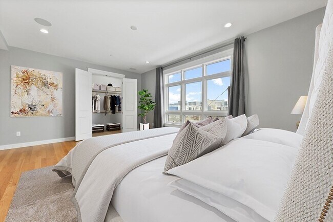 Building Photo - 350 W 2nd St