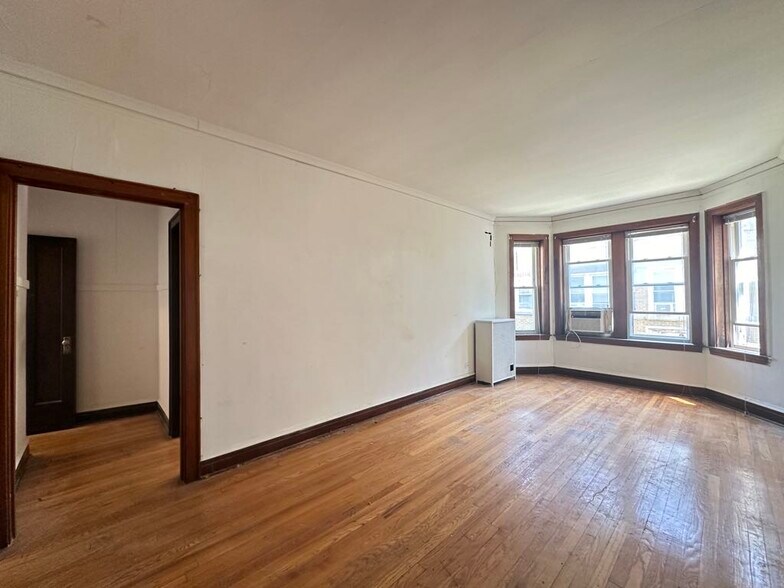Building Photo - 4830 W Addison St