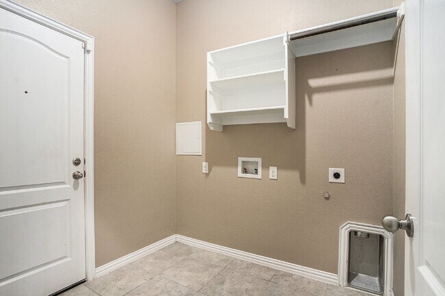 Building Photo - Gorgeous 5 Bdrm, 3 Bath with Open Layout, ...