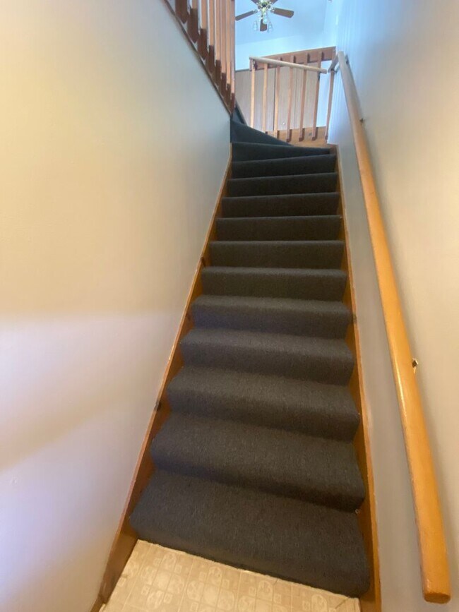 Building Photo - Private Entry Upper 2 Bedroom Apartment!