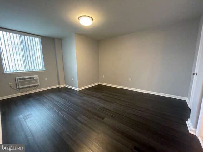 Building Photo - 3245 Rio Dr